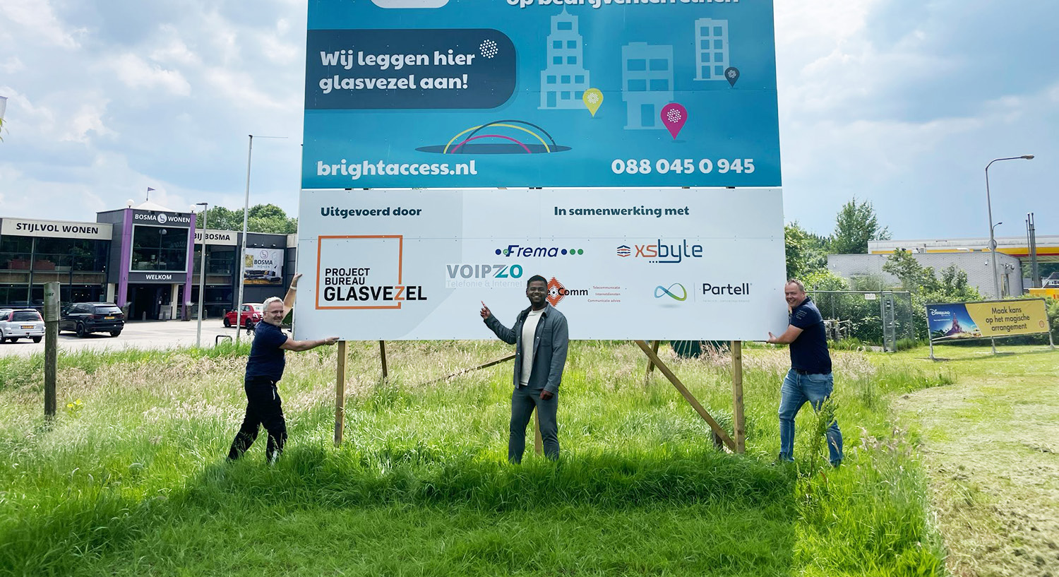 Voipzo team bij een glasvezelproject in de regio