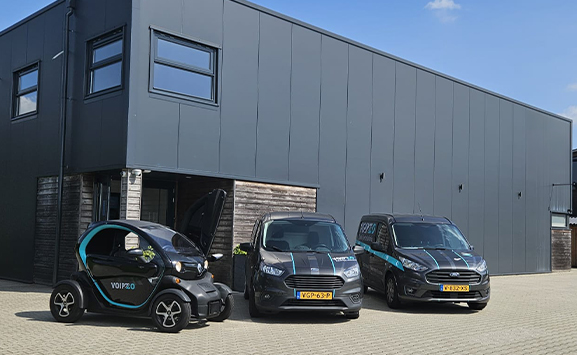 Voipzo bedrijfspand met bedrijfswagens in Winschoten
