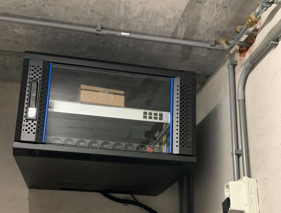 Netwerkkast met switch en patchpaneel, ingericht door Voipzo